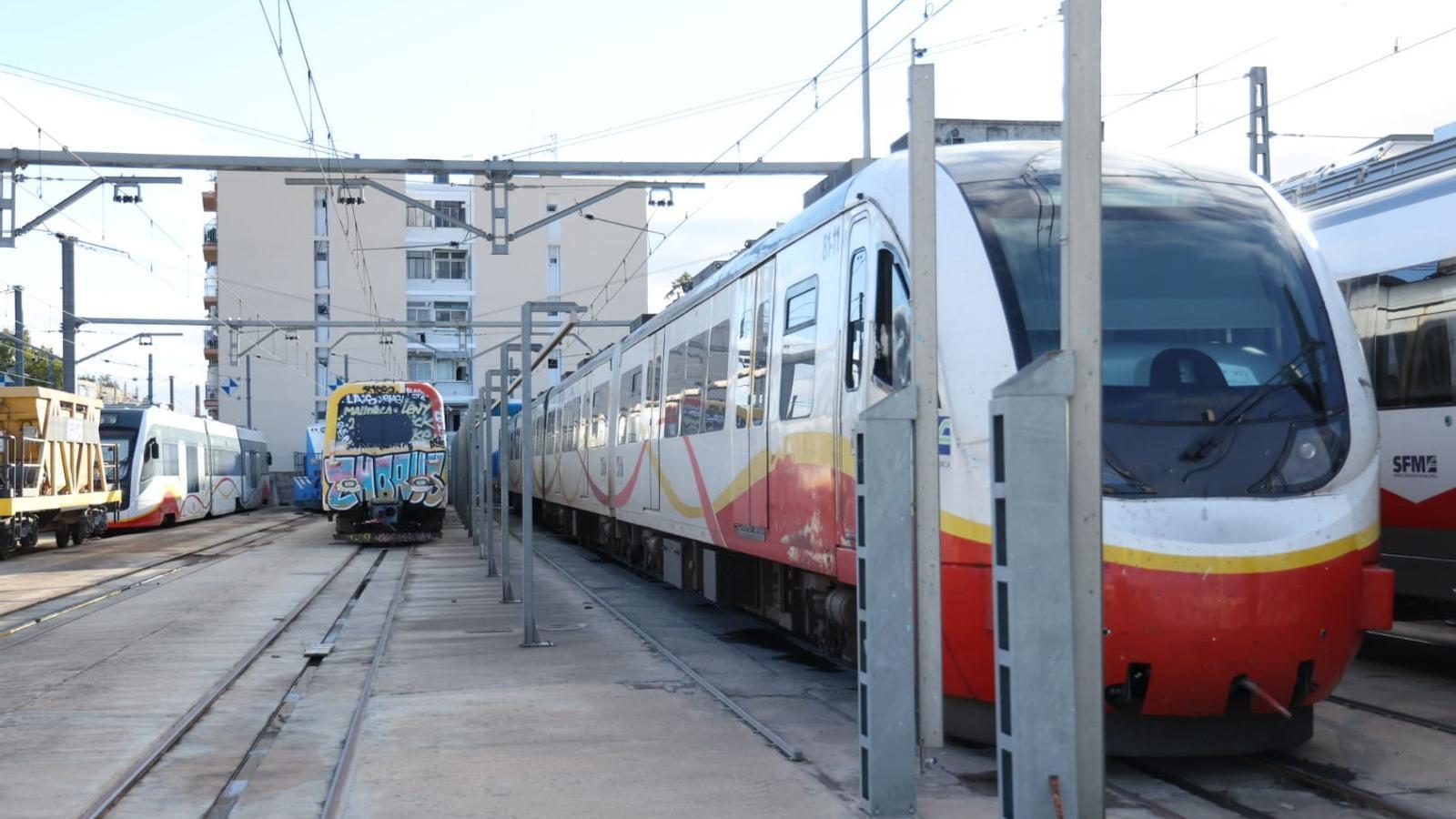Un tren de SFM en la estación de Palma