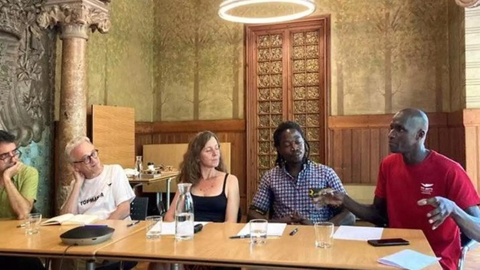 D’esquerra a dreta: Francesc Pla, Daniel Cid i Eva Serrats, de Leve Productora, Abdulay Seck (Papalaye) i Lamine Sarr, de Top Manta (Sindicat Popular de Venedors Ambulants)
