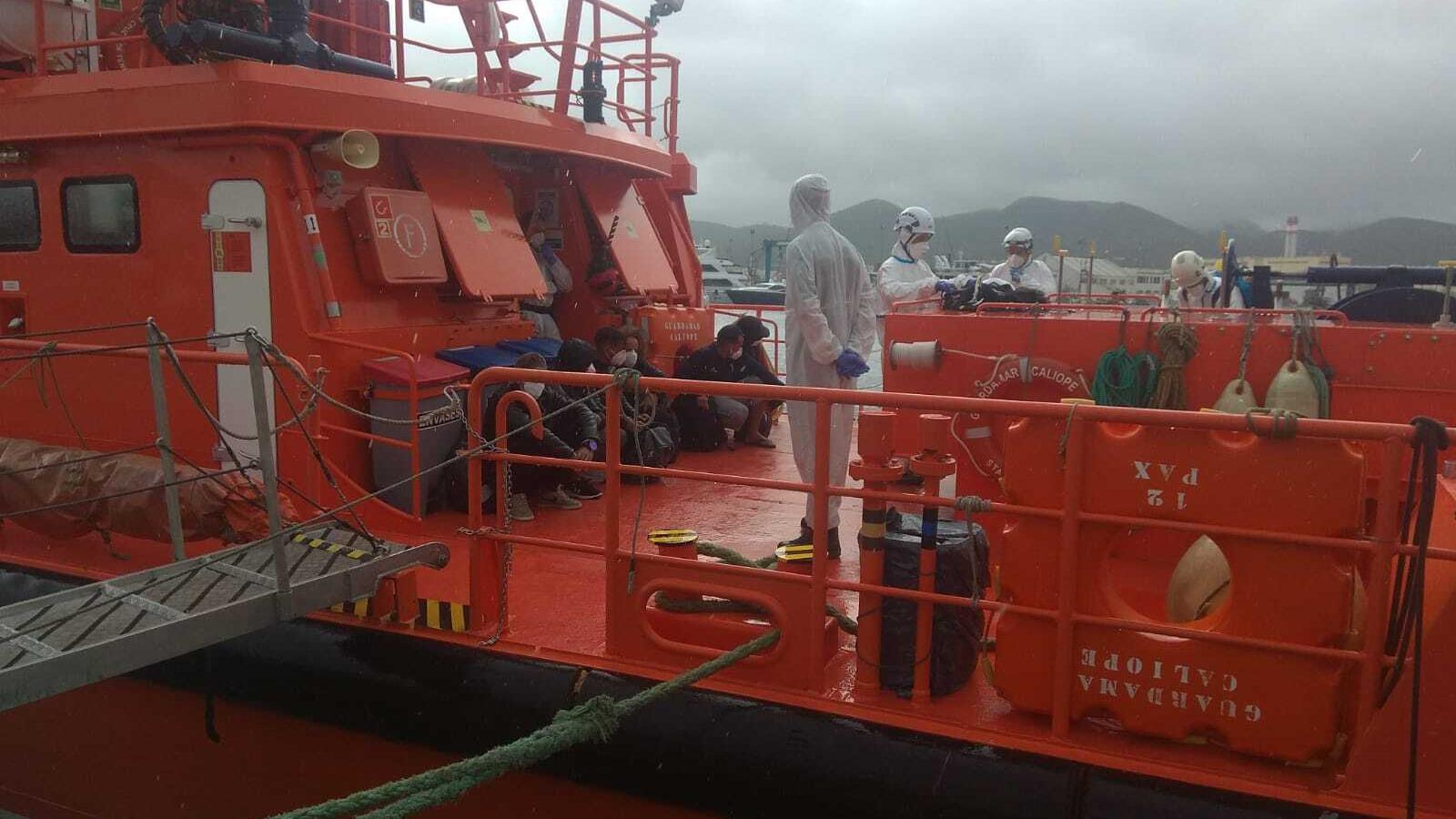 Els migrants rescatats al vaixell de Salvament Marítim.