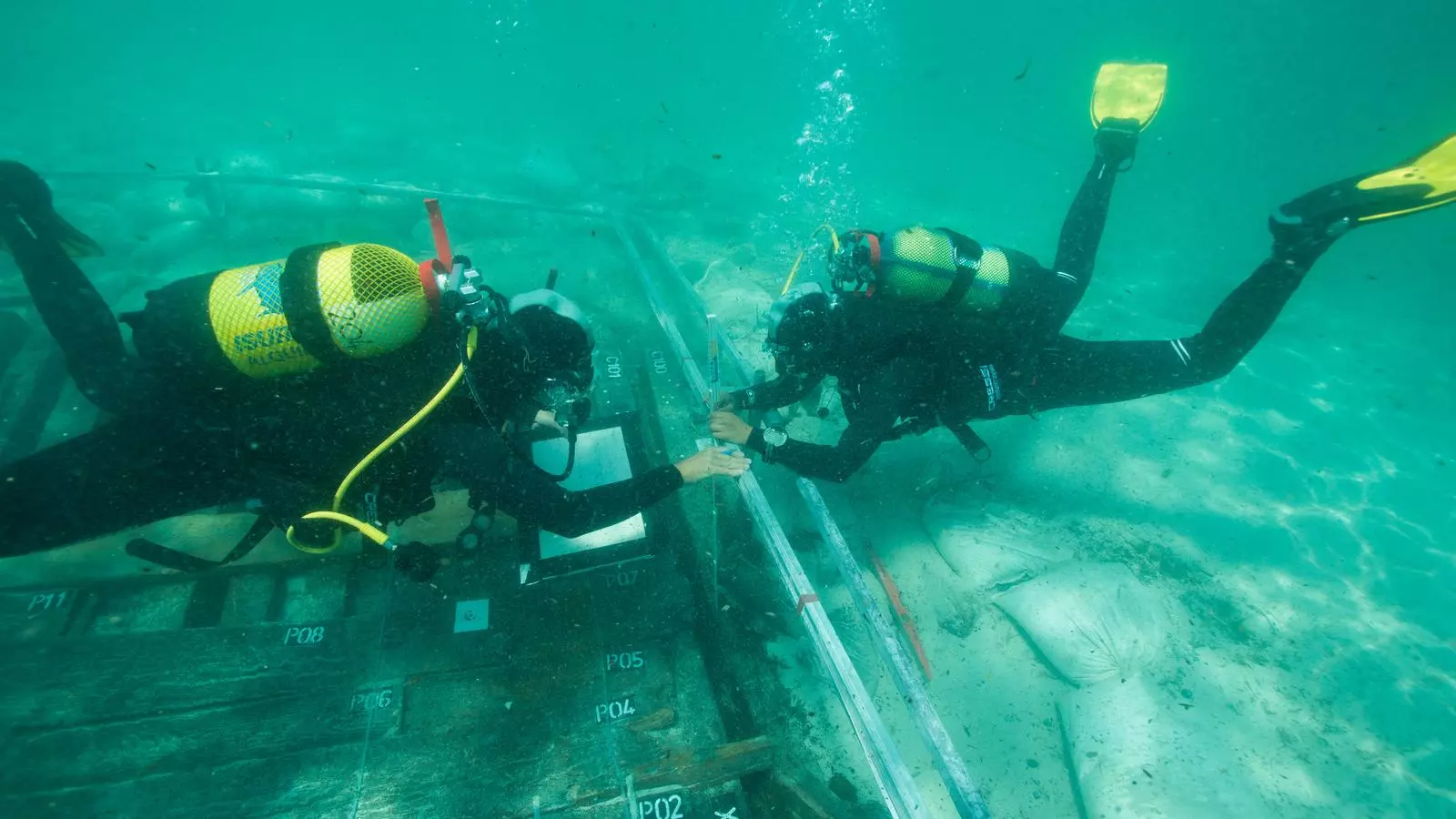 L'expedició arqueològica submarina treballant a la zona del vaixell romà.