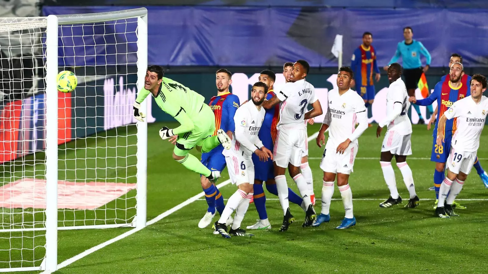 La acción del último clásico en qué Messi casi marca un gol olímpico.