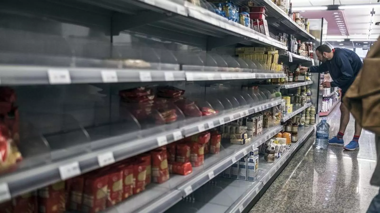 Imatge d'arxiu dels prestatges d'un supermercat