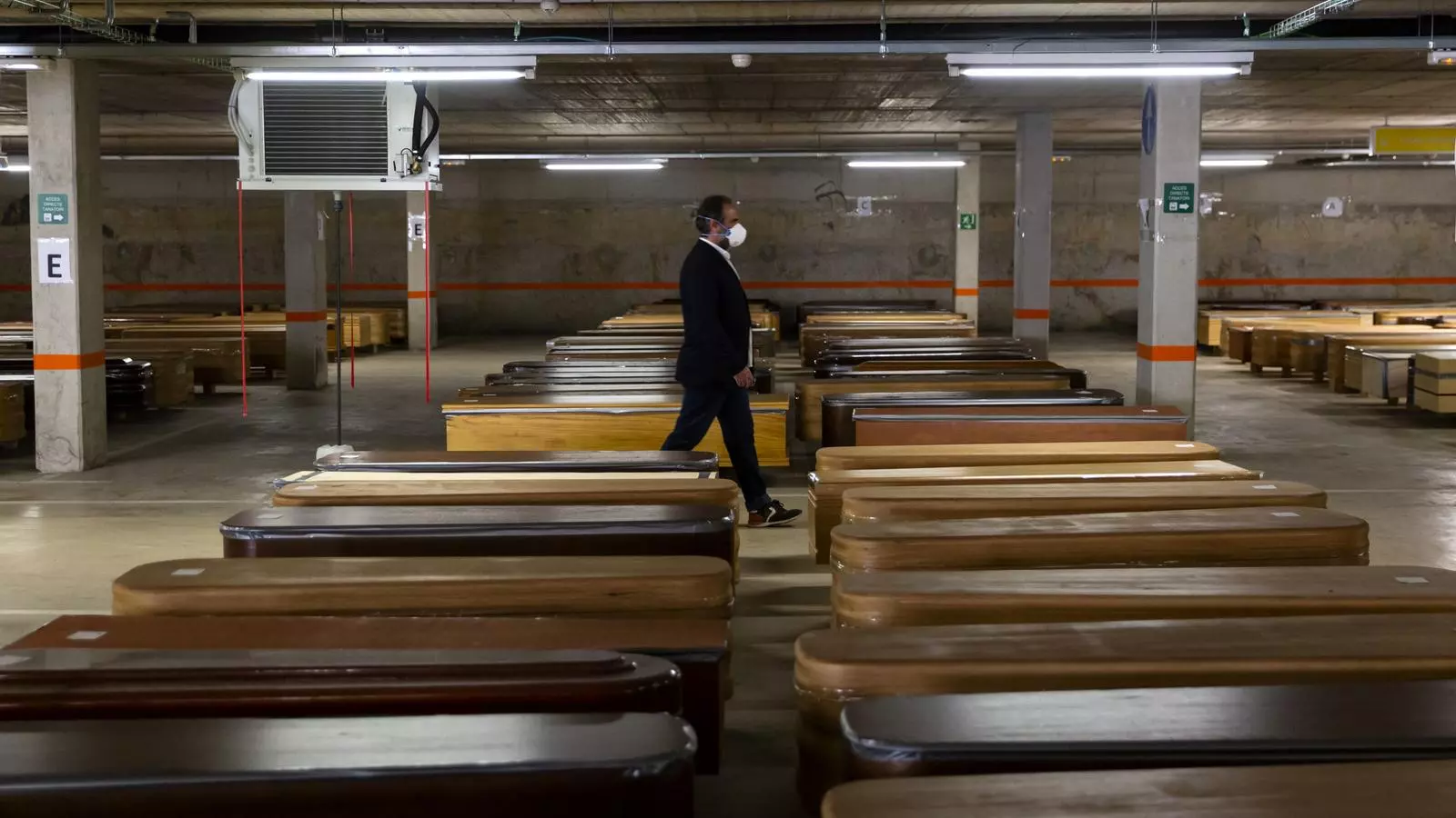 Dipòsit de fèretres habilitat al pàrquing del complex funerari del tanatori de Collserola, l'abril del 2020