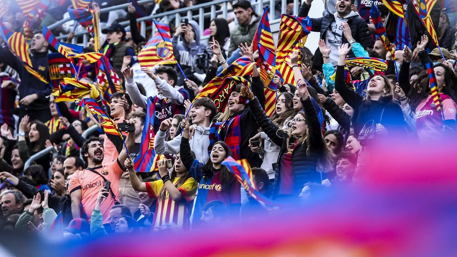 La graderia del Camp Nou durant el partit d'anada de semifinals de Champions del Barça femení.