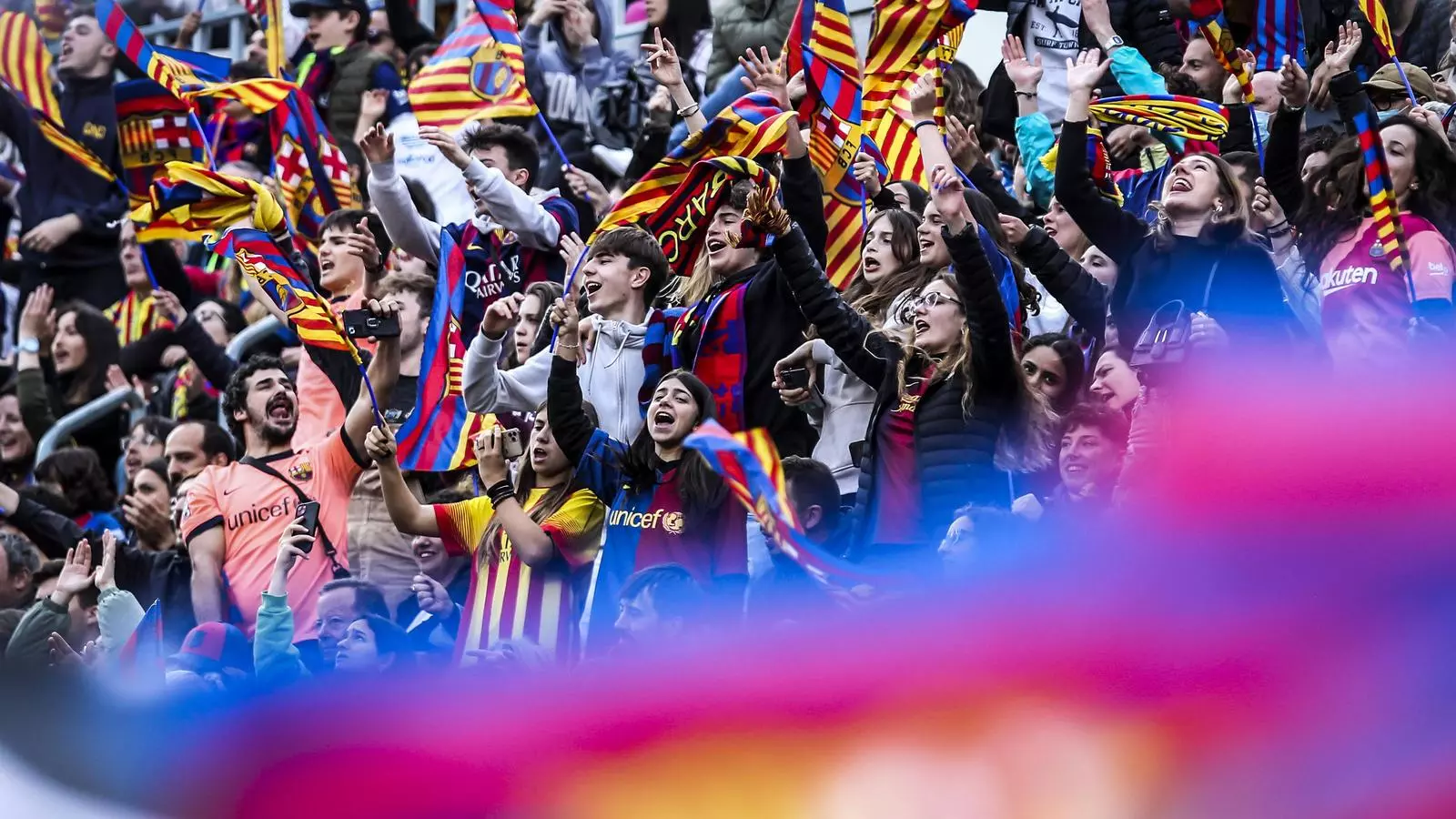 La graderia del Camp Nou durant el partit d'anada de semifinals de Champions del Barça femení.