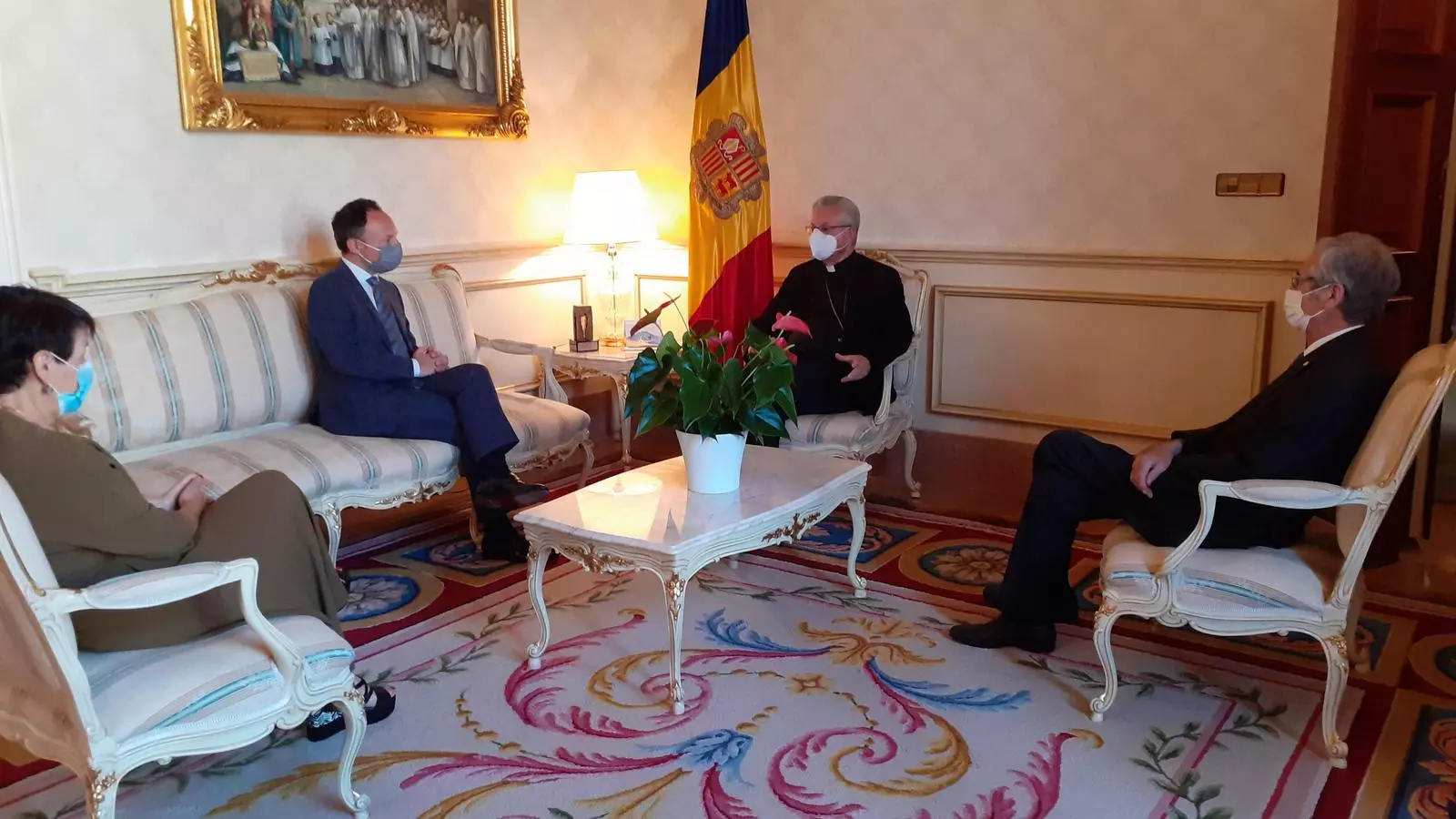 El copríncep episcopal, Joan Enric Vives, reunit amb el cap del Govern, Xavier Espot, i la síndica general, Roser Suñé.