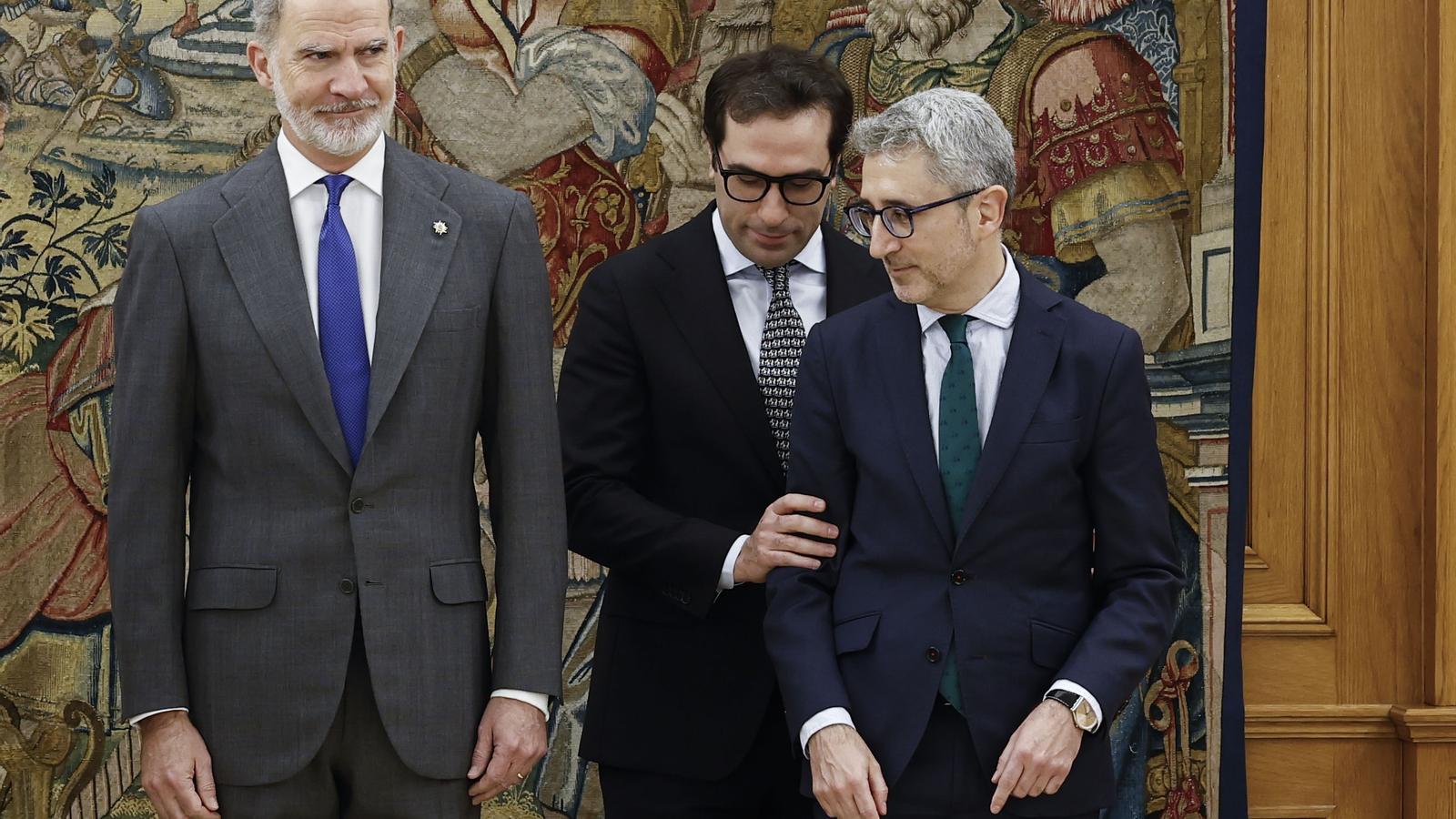 El nuevo vicepresidente primero del Gobierno, Carlos Cuerpo, y el nuevo ministro de Hacienda, Arcadi España, juran los cargos ante el rey