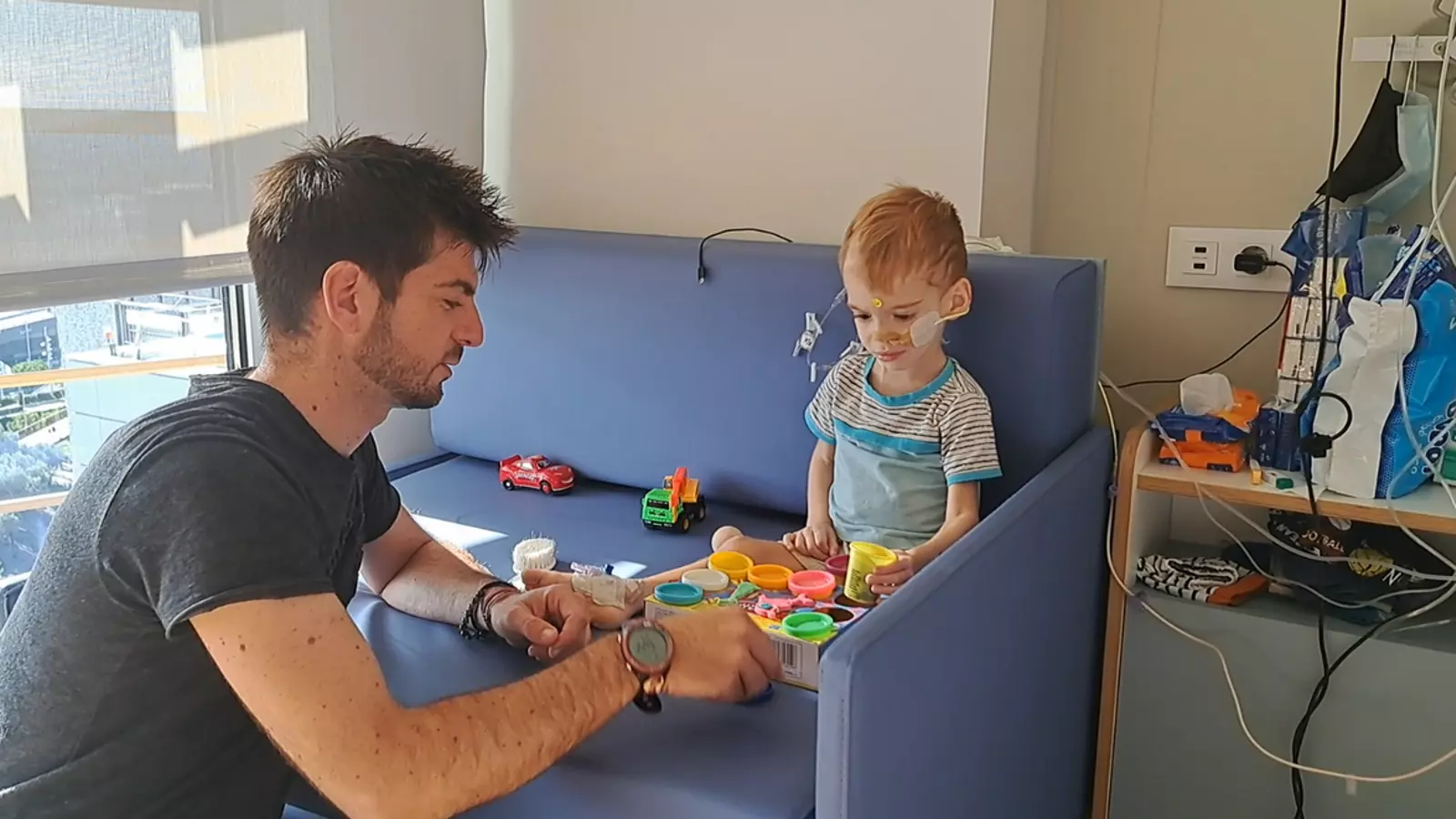 El petit Oliver i el seu pare jugant a l'hospital