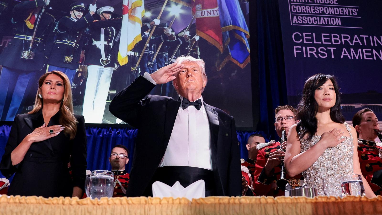 Trump saluda al inicio de la cena con los corresponsales de la Casa Blanca