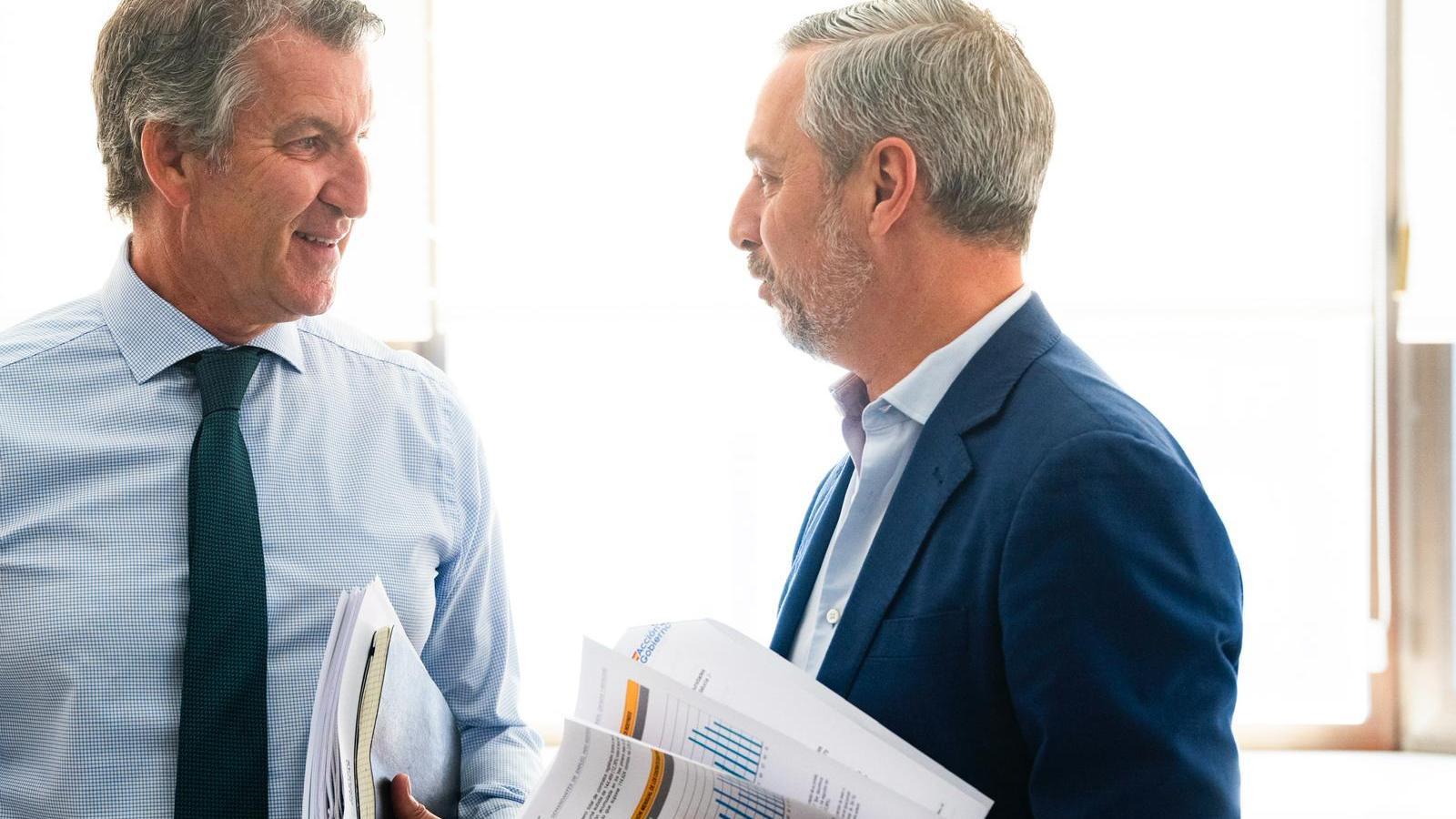 The leader of the PP, Alberto Núñez Feijóo, with the deputy secretary Juan Bravo