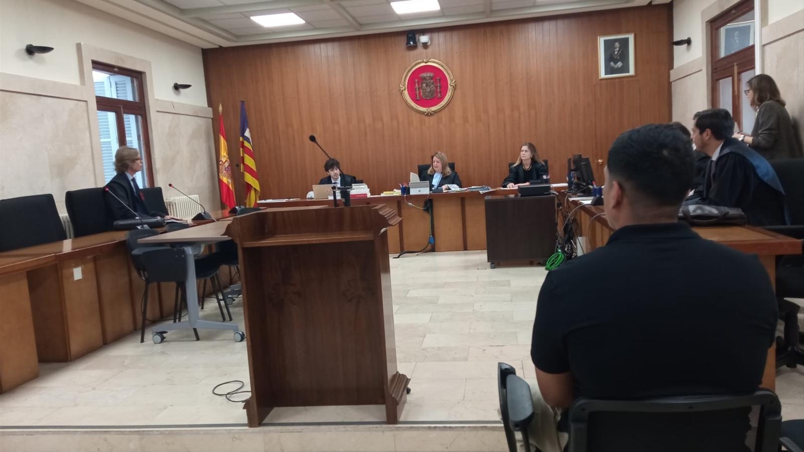 El condenado durante el juicio en la Audiencia Provincial.