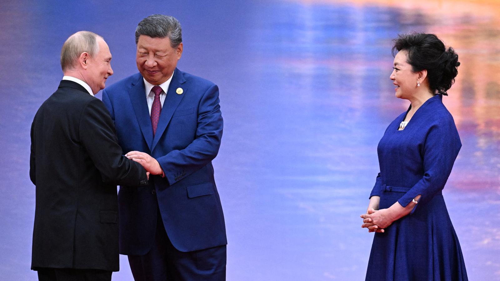 Xi Jinping, accompanied by his wife, welcomes Vladimir Putin on the first day of the summit.