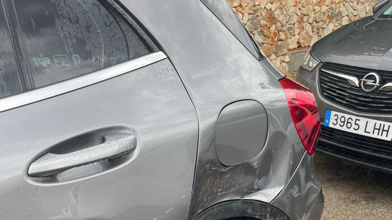 Imatge d'un dels vehicles que ha patit les conseqüències de les festes descontrolades de Cala Blanca.