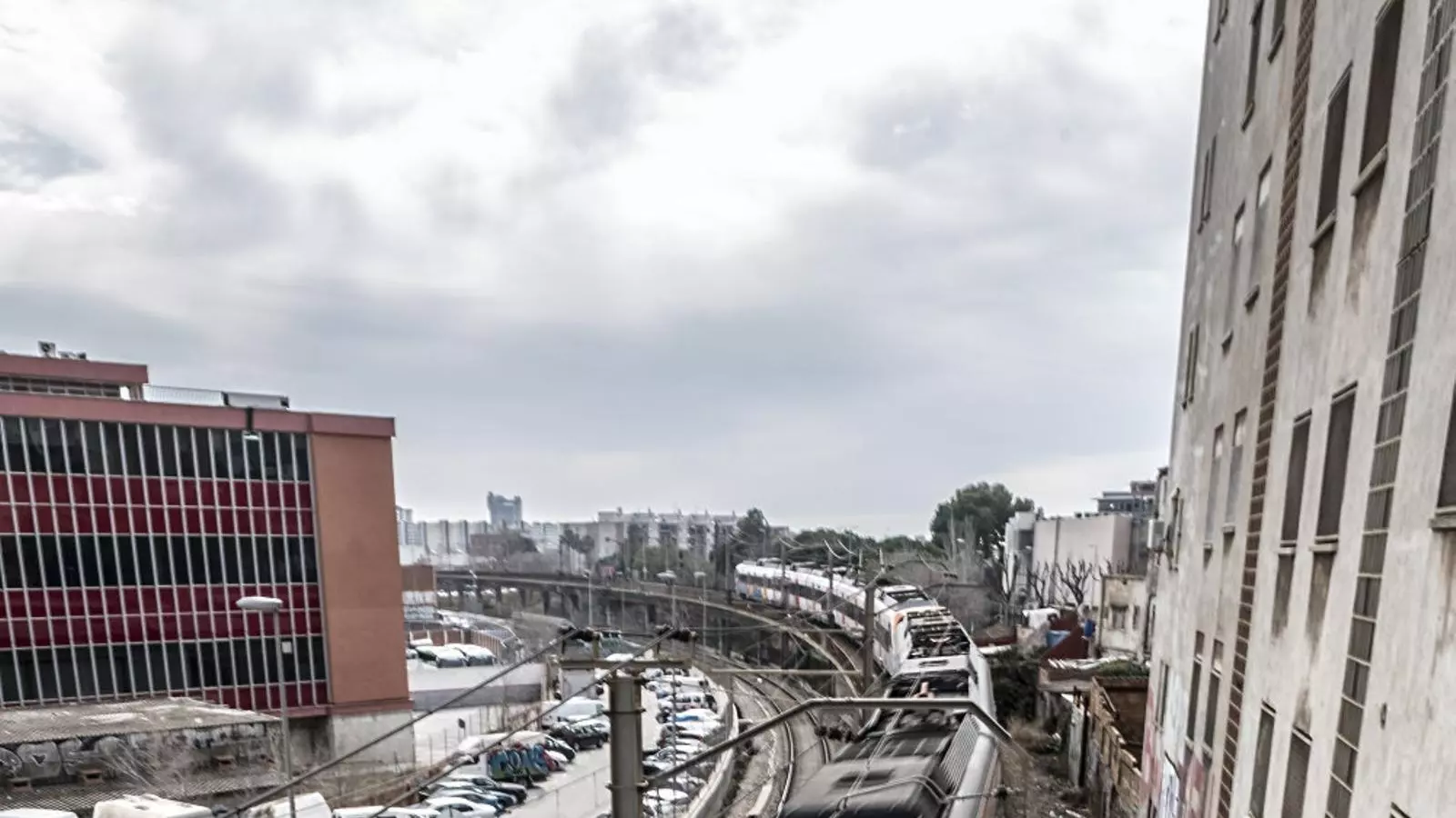 Un tren de Rodalies circulant pel barri de la Torrassa, a l’Hospitalet
De Llobregat.