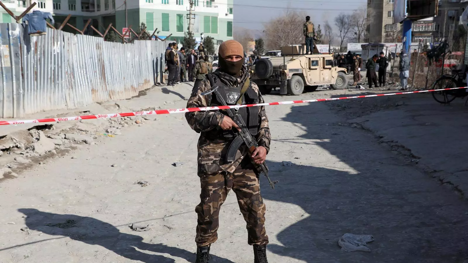 Un guarda fa guàrdia a prop del lloc d'un atemptat a Kabul fa uns dies.