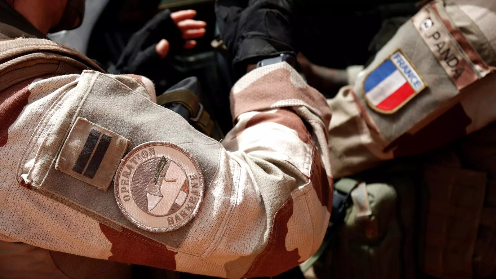 Primer pla de soldats francesos amb els escuts de l'operació anti-terrorista Barkhane, a la regió del Sahel, concretament a Inaloglog, Mali, el 17 d'octubre de 2017.