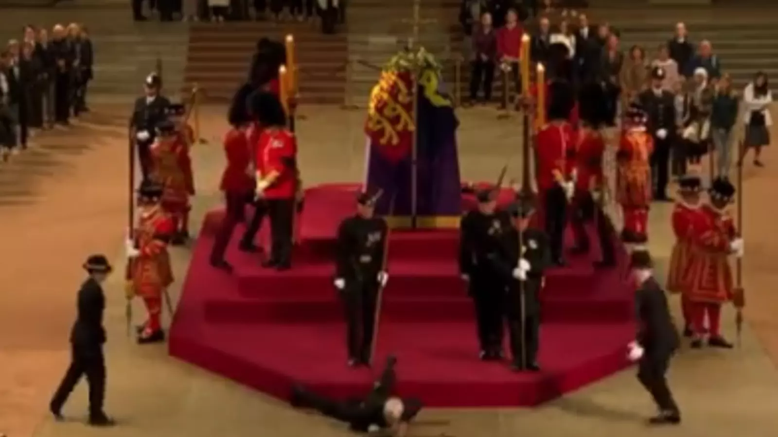 Moment de la caiguda del guàrdia.