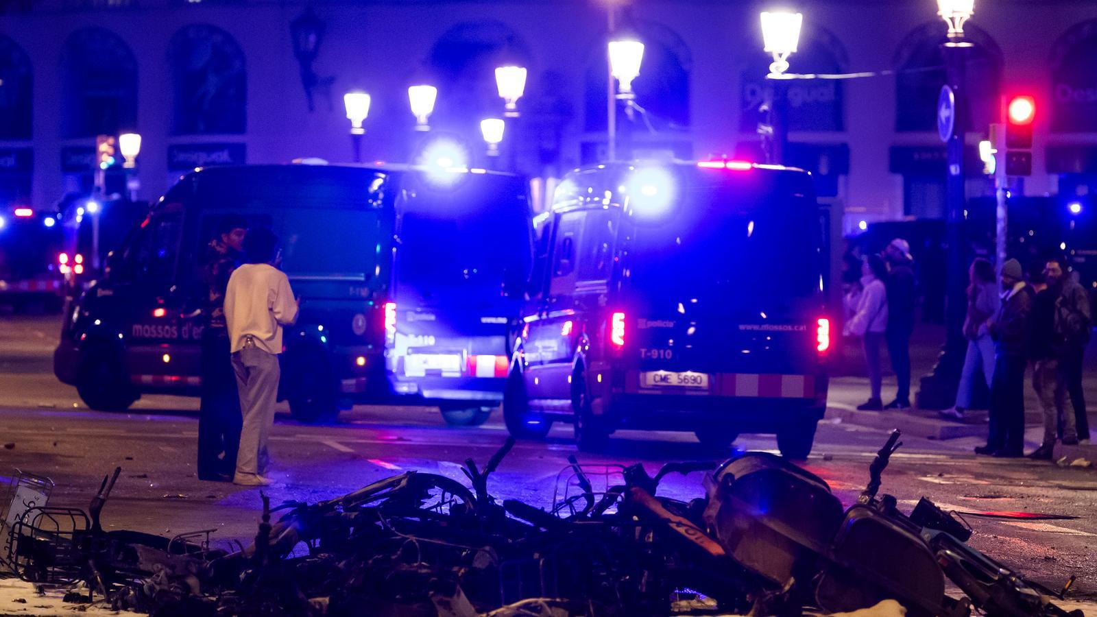 Disturbances in the center of Barcelona during the night following a demonstration called through social networks.