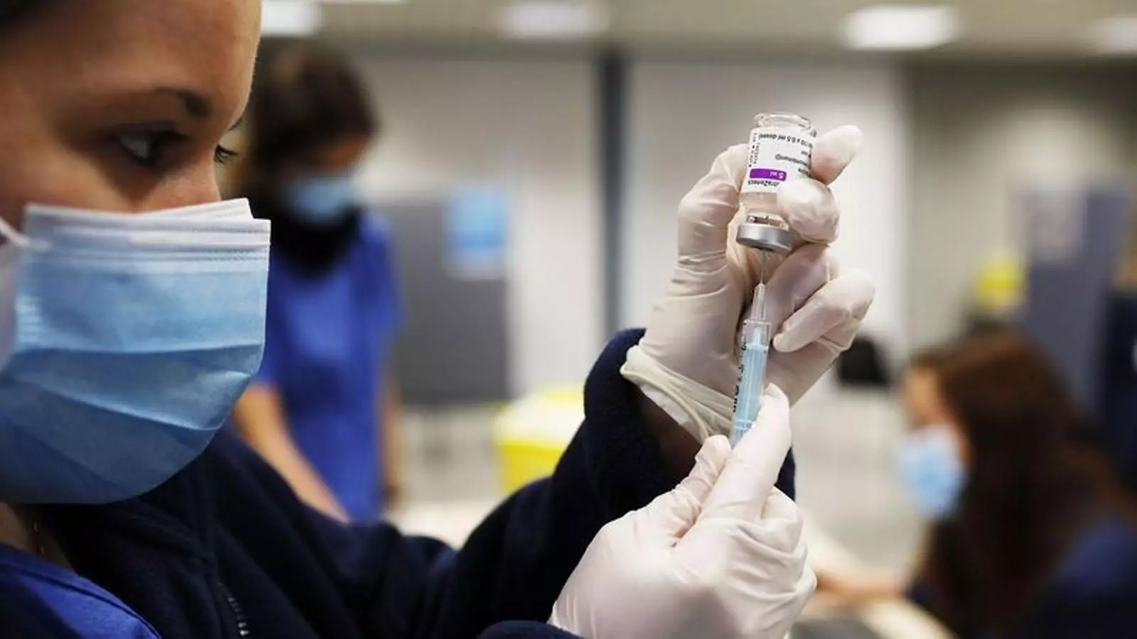 Una professional sanitària preparant-se per vacunar amb una dosi