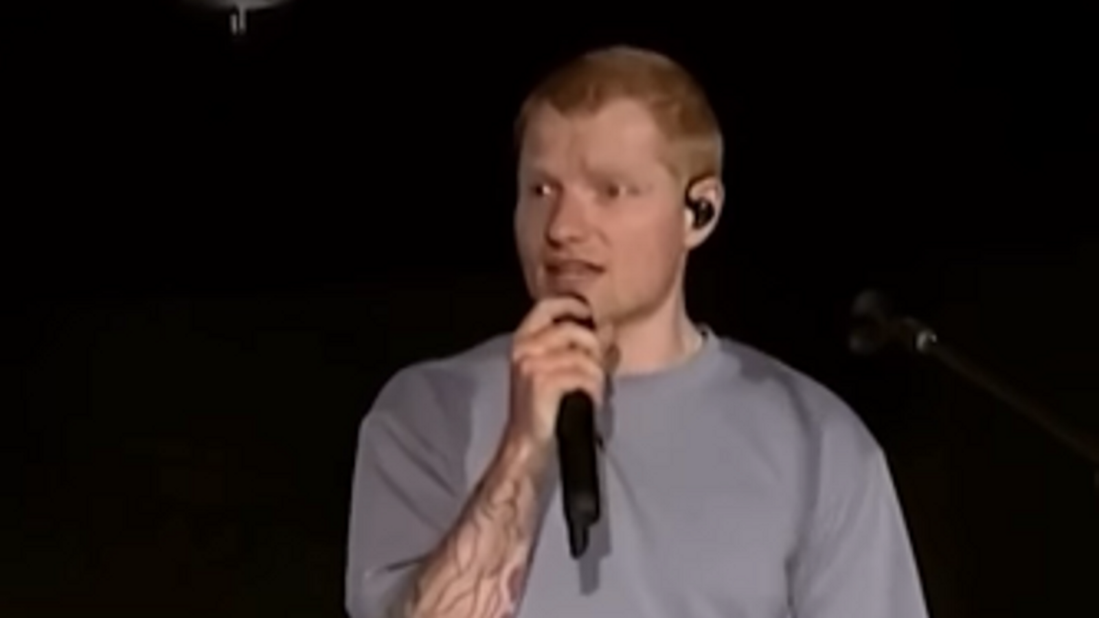 Ed Sheeran during the concert in which he apologized for the poor management of the rapper Macklemore's departure from his tour.
