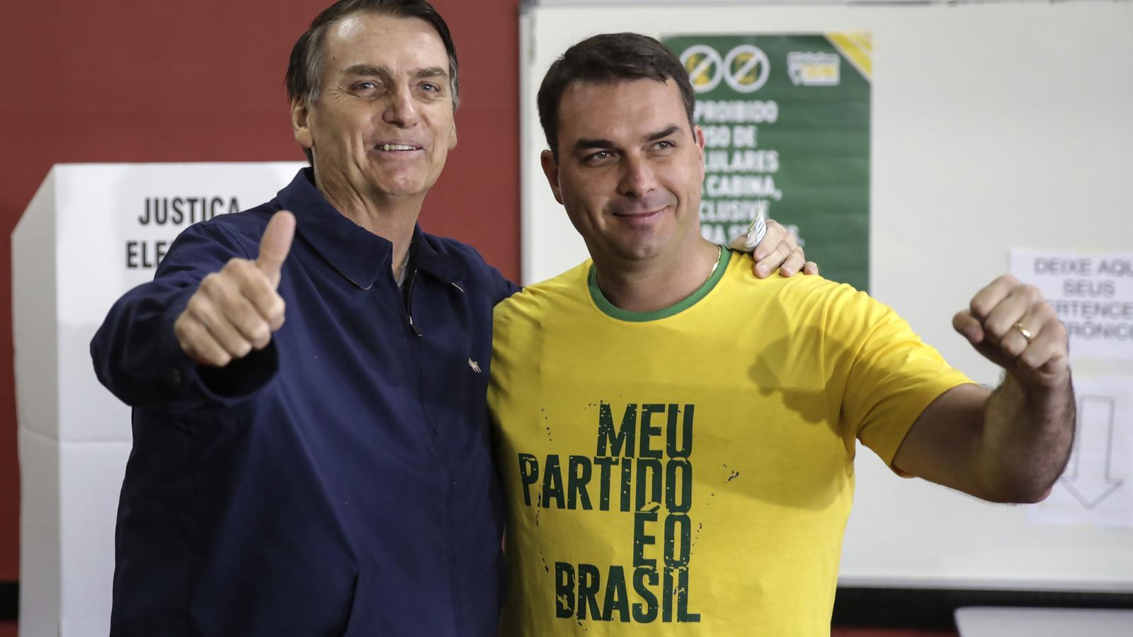 Jair Messias Bolsonaro y Flávio Bolsonaro en una imagen de archivo