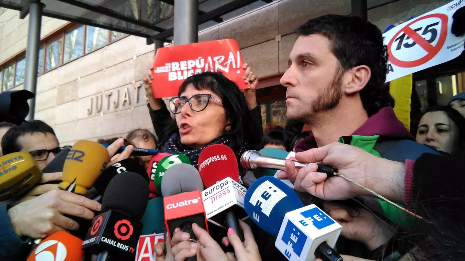 Marta Llorens i Oriol Ciurana a la sortida dels jutjats de Reus