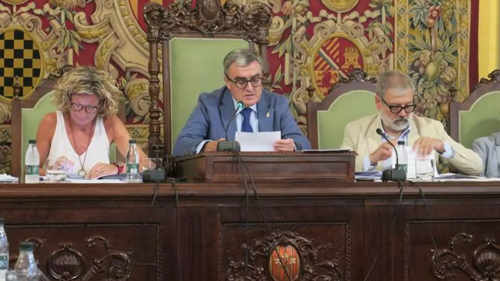 L'alcalde de Lleida llegeix el discurs del Ple de l'Estat de la Ciutat, al costat dels tinents d'alcalde Montse Mínguez i Fèlix Larrosa.