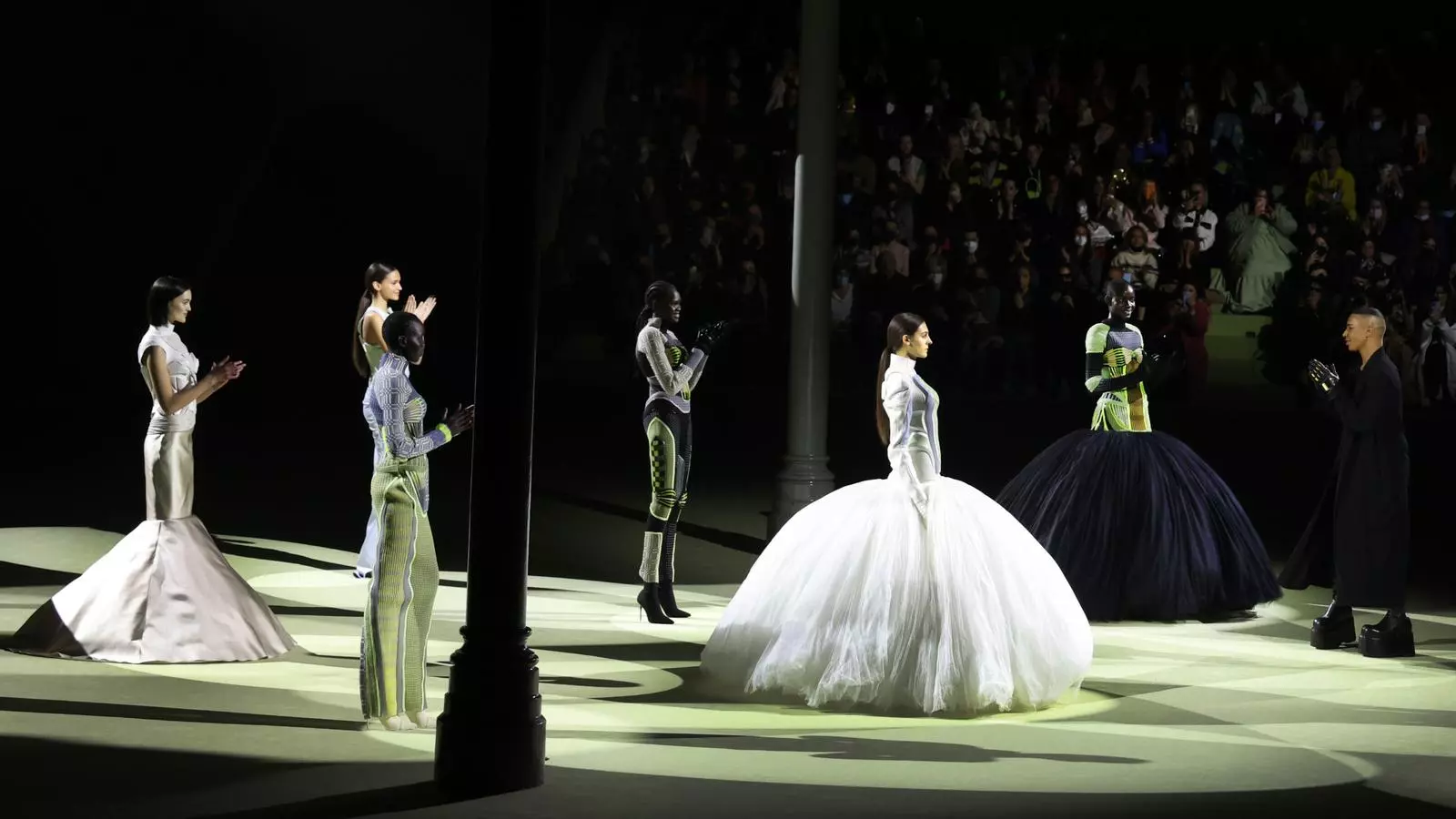 L'auge de la moda apocalíptica a la desfilada tardor hivern 2022-2023 de Balmain durant la darrera Setmana de la Moda de París.