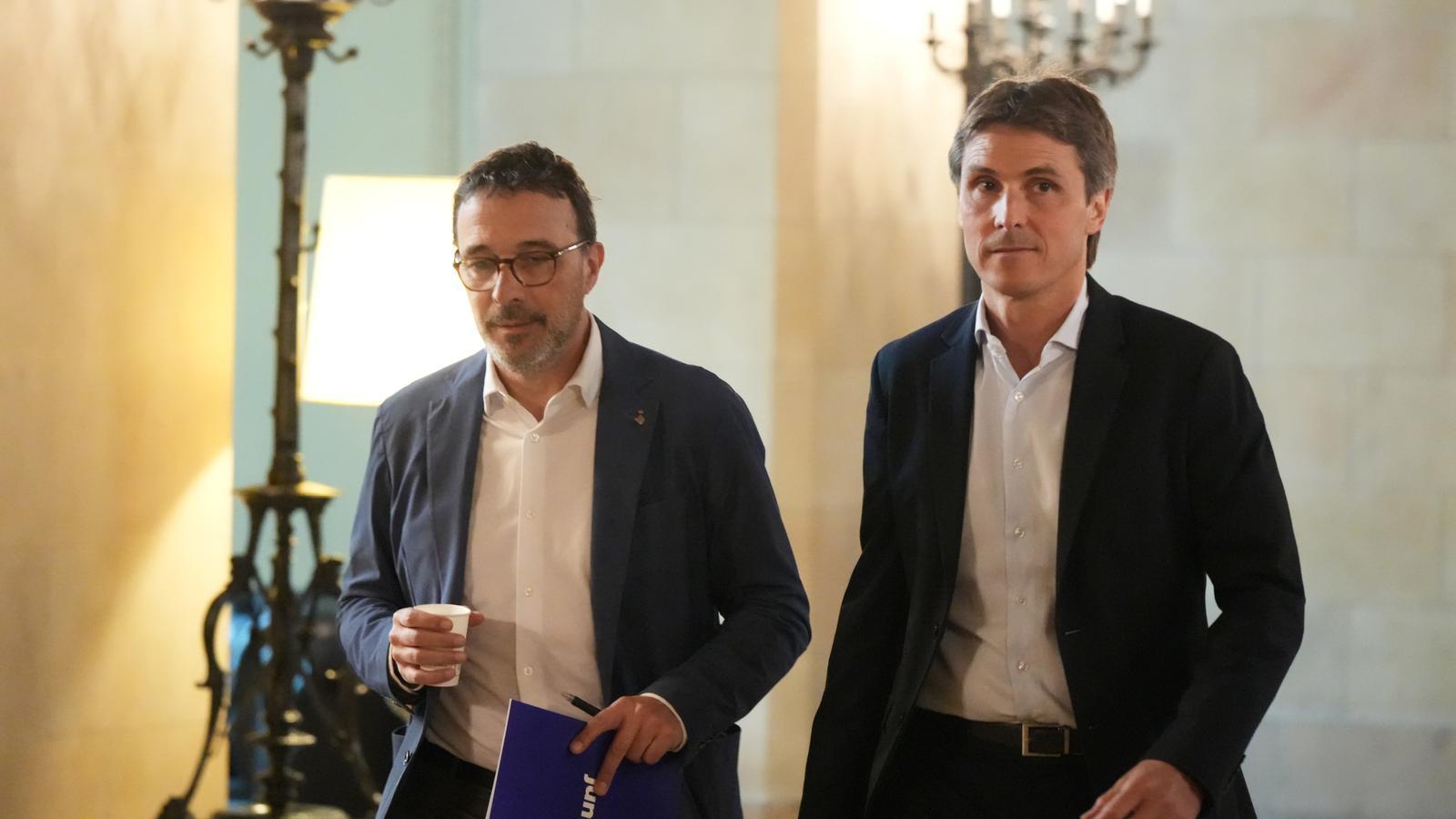 Salvador Vergés, portavoz de Junts en el Parlament, y Josep Rius, portavoz adjunto, este martes, dirigiéndose a la reunión de la Junta de Portavoces