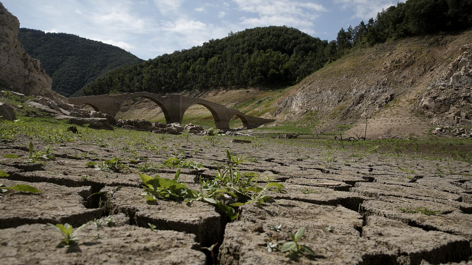 Images of the Romanesque bridge of Queròs are only visible when the water reserve of the Susqueda reservoir is below 50%.