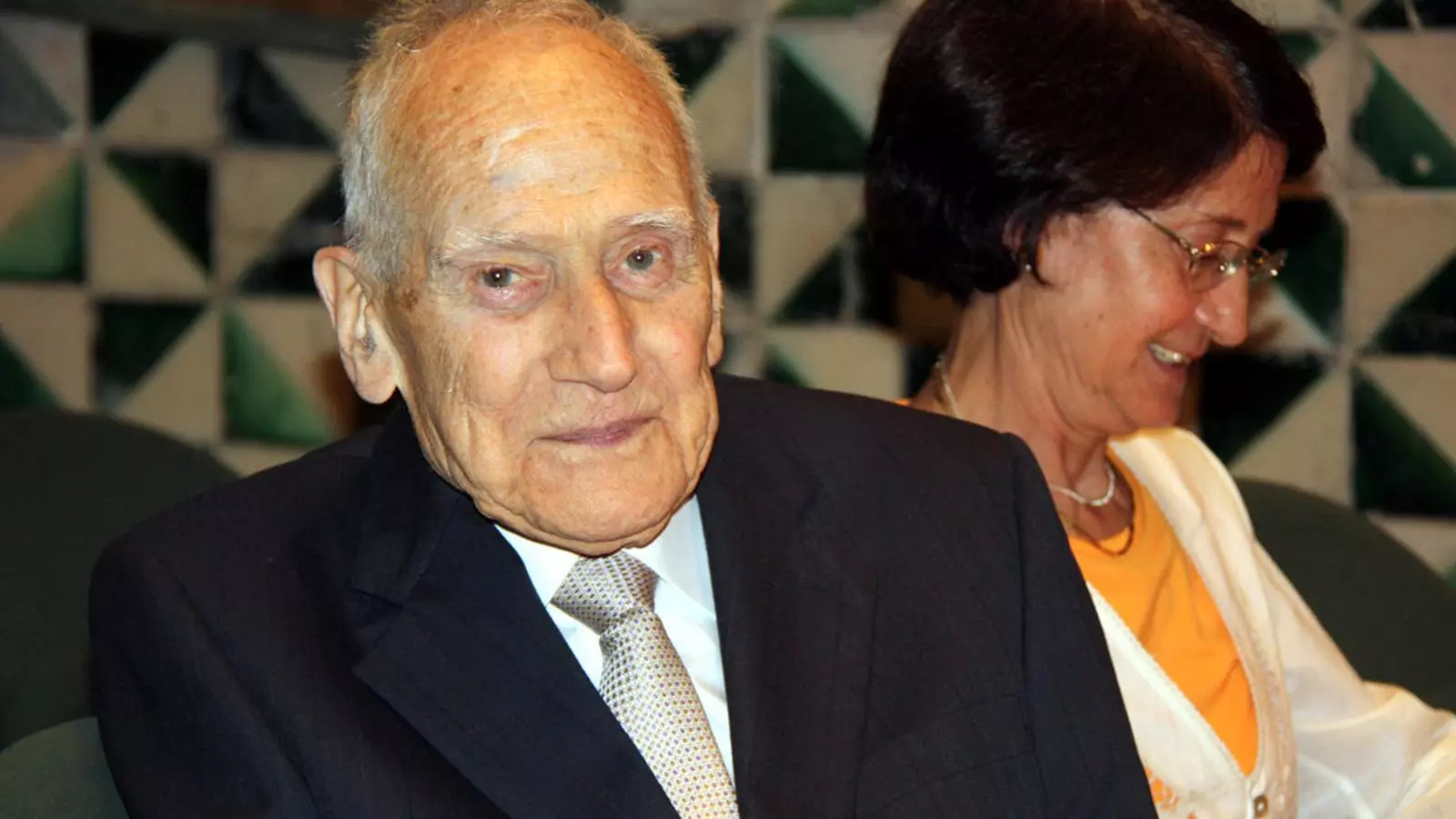 Sí: A.M. Badia i Margarit, J.M. Ainaud de Lasarte. No: María Llanos de Luna, Vladímir Putin