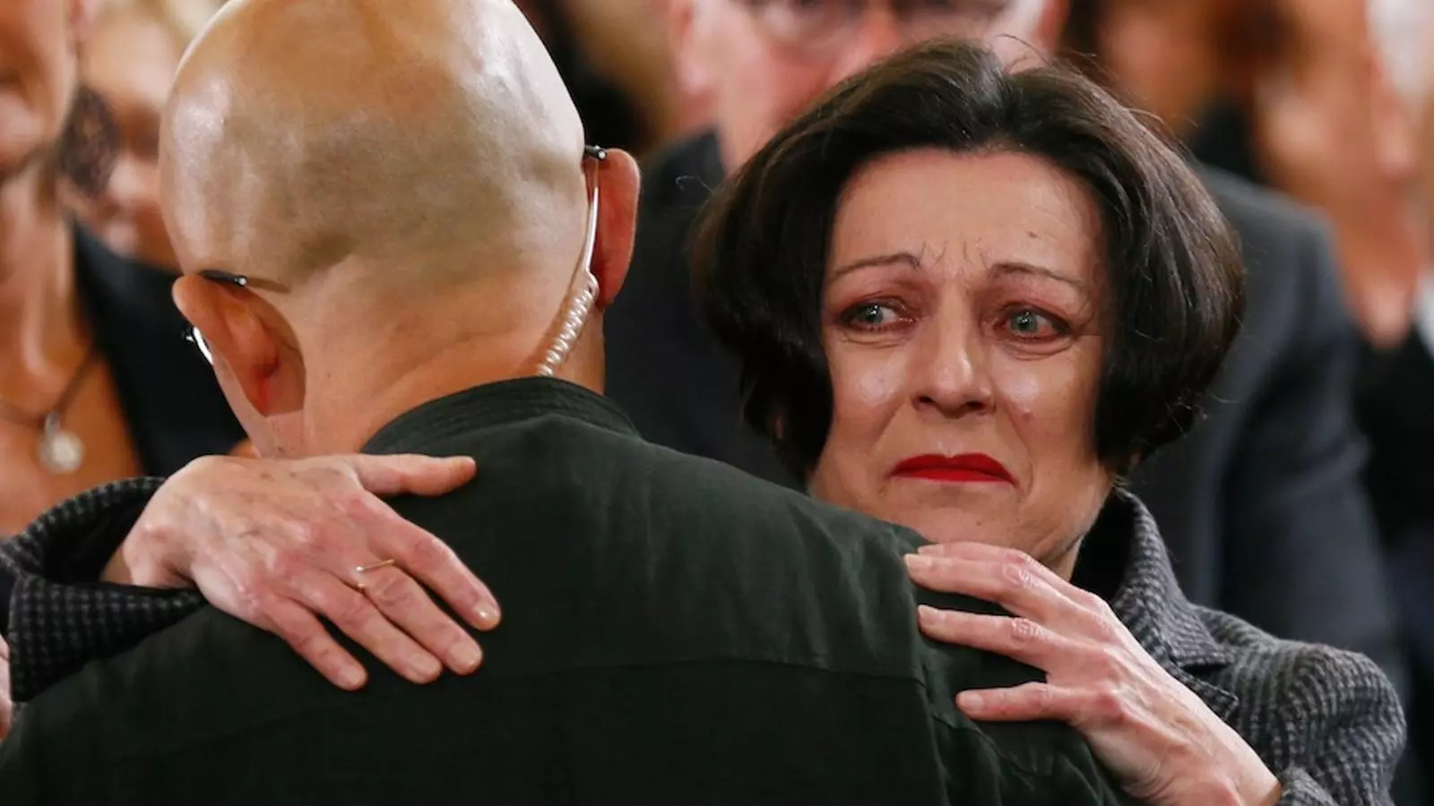 La Nobel Herta Mülle abraça Liao Yiwu a Frankfurt / GETTY