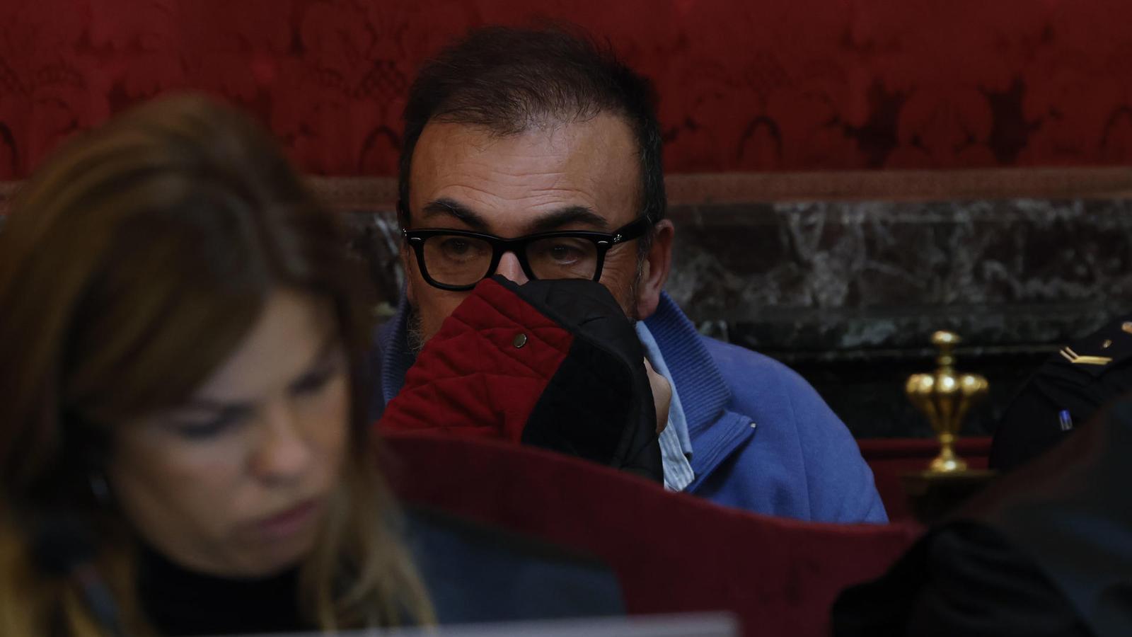 Koldo García se tapa la cara durante la audiencia preliminar en el Tribunal Supremo