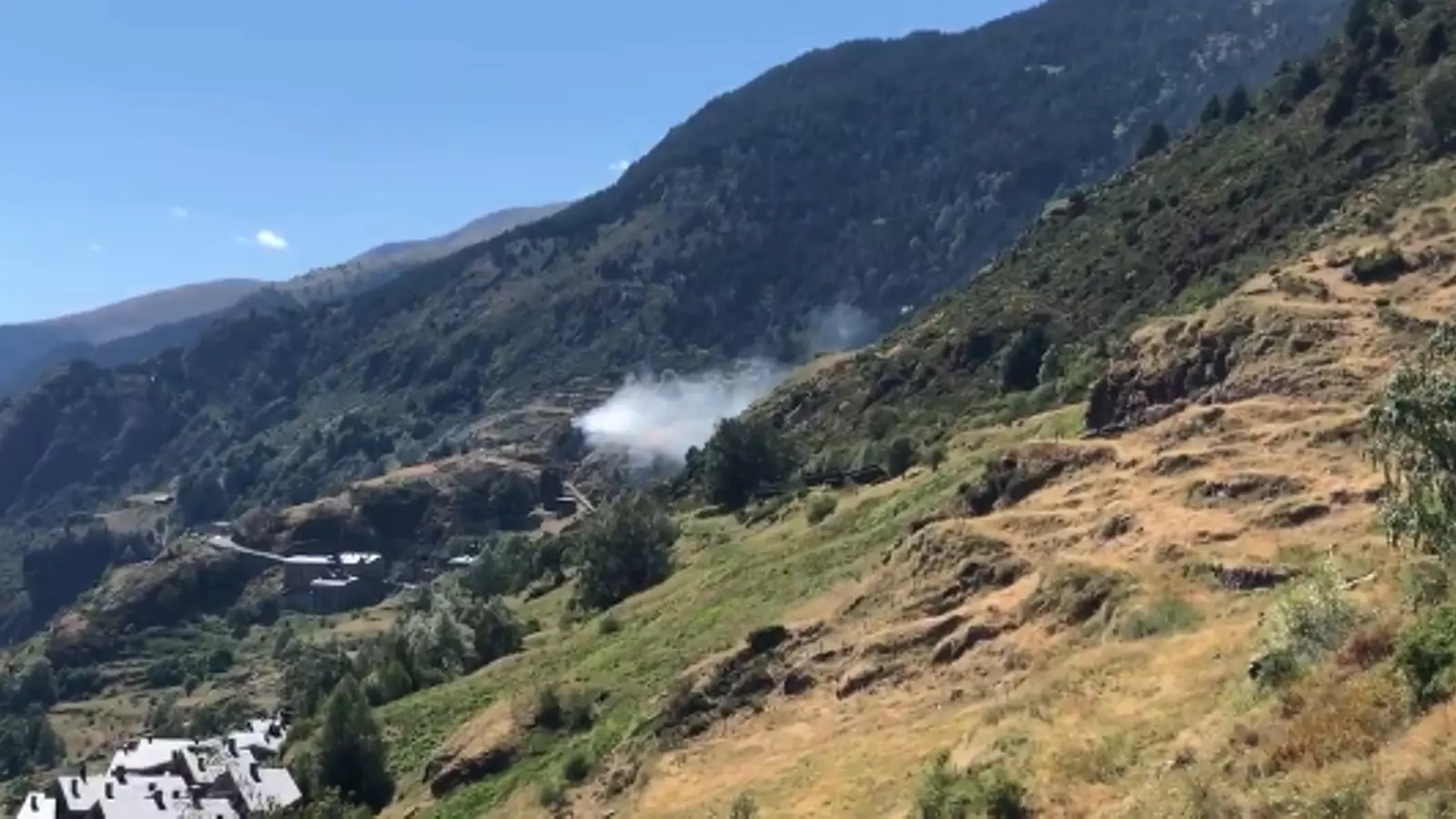 Incendi a Ransol. Font. Enjoying Mountains (via Twitter).