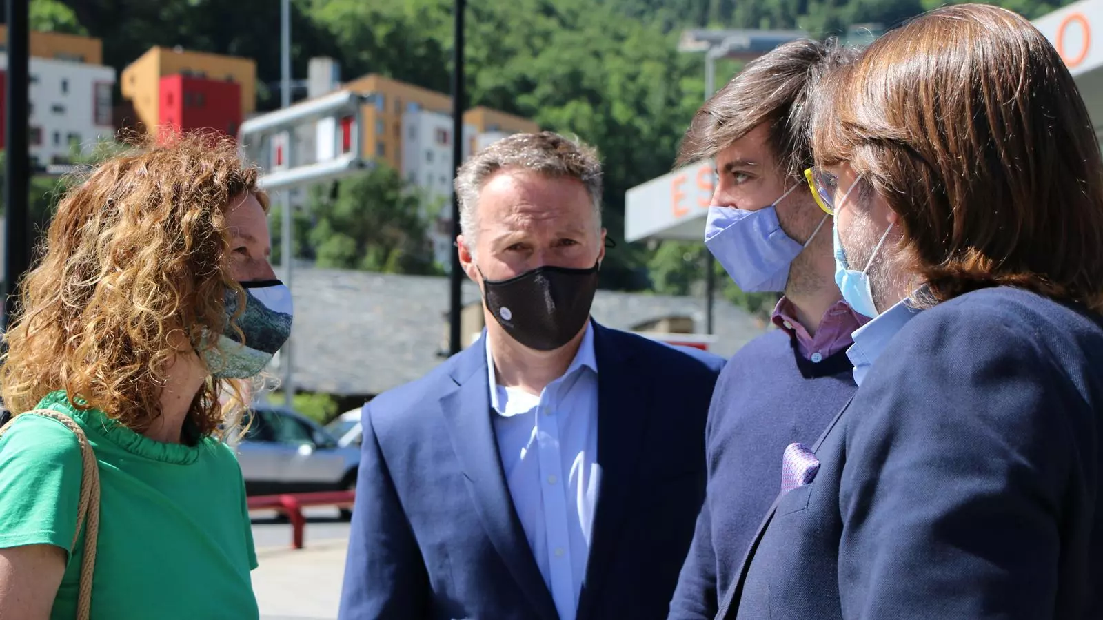 La ministra de Medi Ambient, Agricultura i Sostenibilitat, Sílvia Calvó, amb els presidents dels grups parlamentaris de la majroia, Ferran Costa, Carles Ensenyat i Carles Naudi.