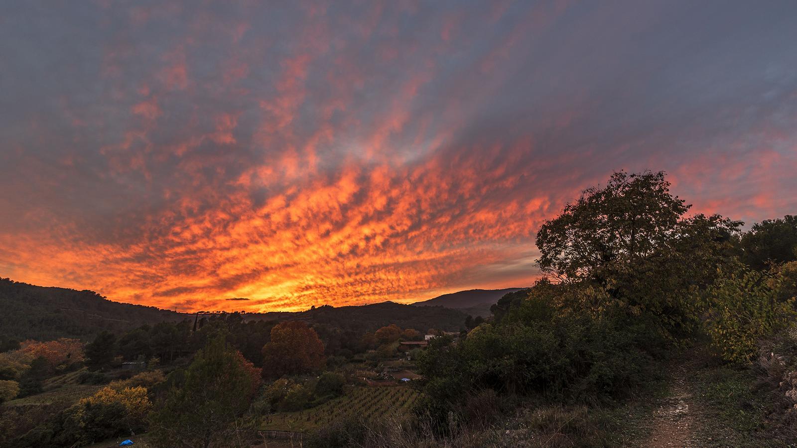 Posta de sol d'aquest dissabte des de Sant Quintí de Mediona.