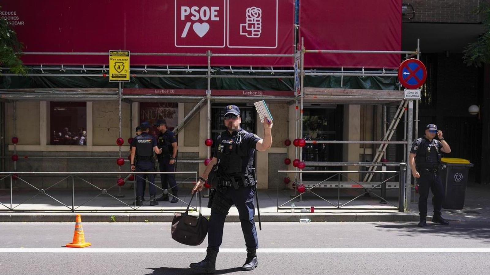 Agents of the Central Operational Unit (UCO) of the Civil Guard today Wednesday at the central headquarters of the PSOE, on Ferraz street in Madrid.