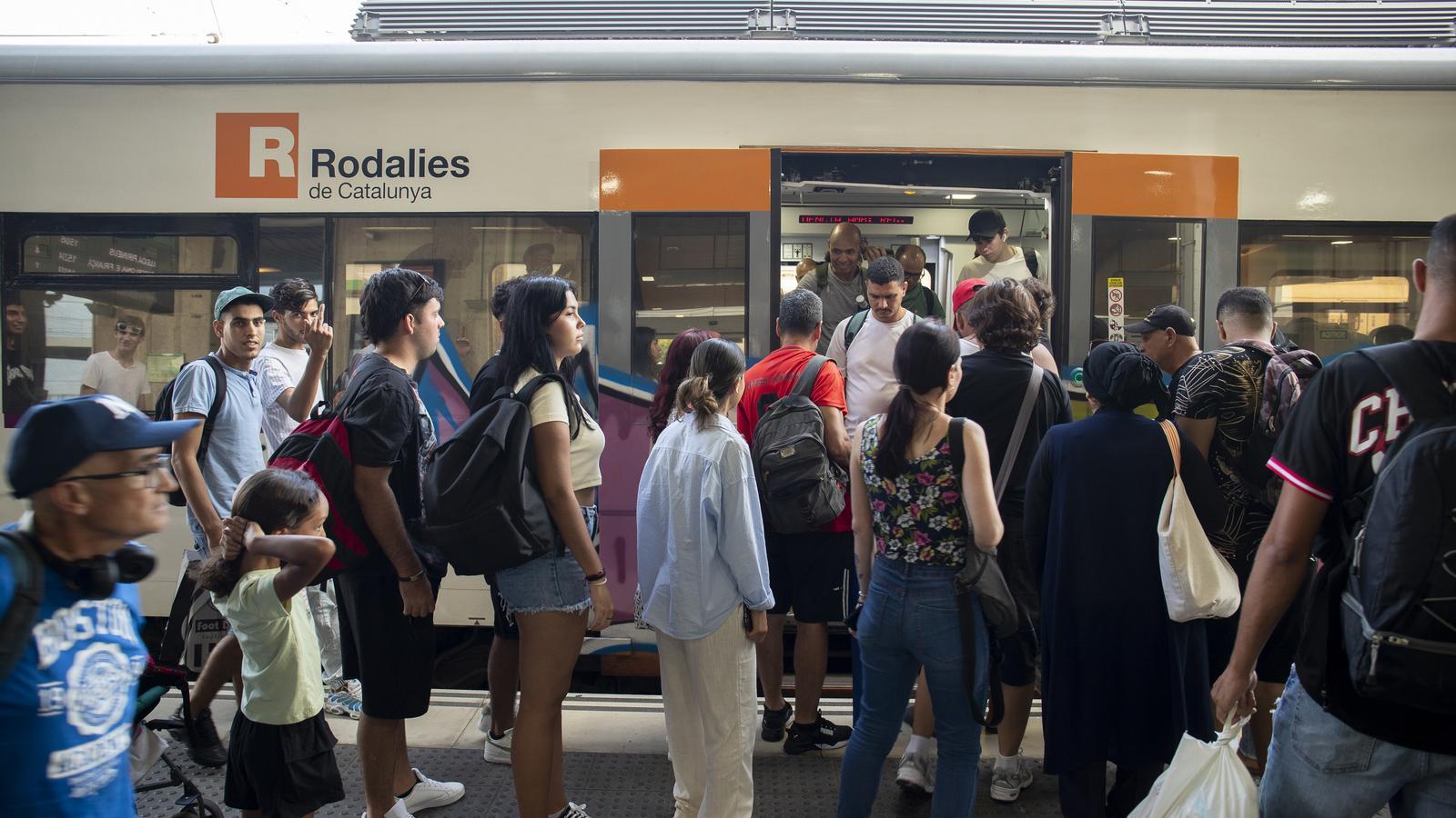 Pasajeros en un tren de Cercanías en Tarragona