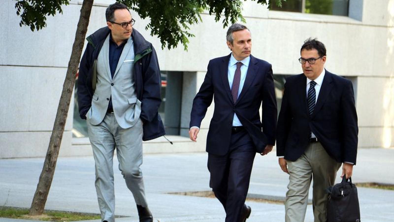 Josep Lluís Alay, in the centre, arriving at the Audiencia Nacional in an archive image