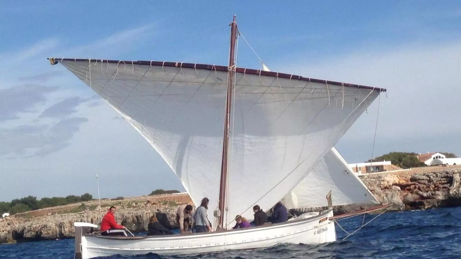 Unes persones practiquen la navegació amb vela llatina.