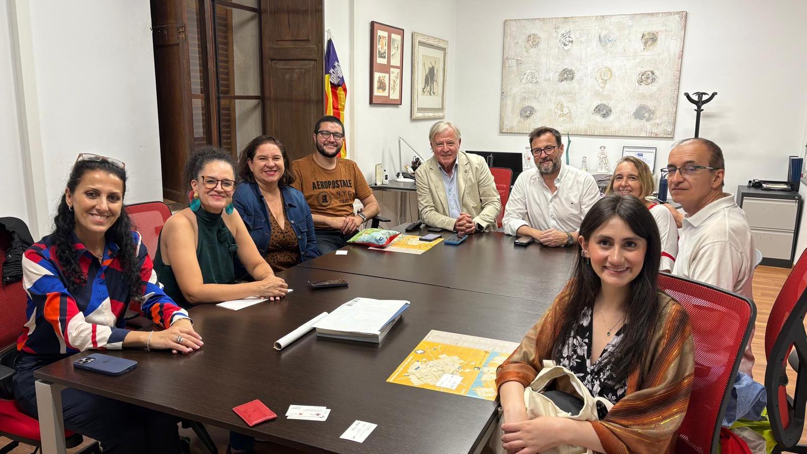 Reunión entre los responsables del área de turismo del Consejo y el grupo de periodistas americanos.