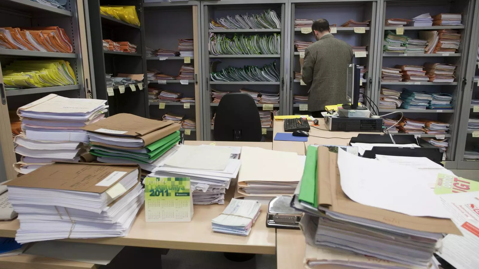 La saturació als tribunals catalans anirà en augment amb la retallada de personal. A la imatge, l'acumulació d'expedients al jutjat mercantil de Tarragona.