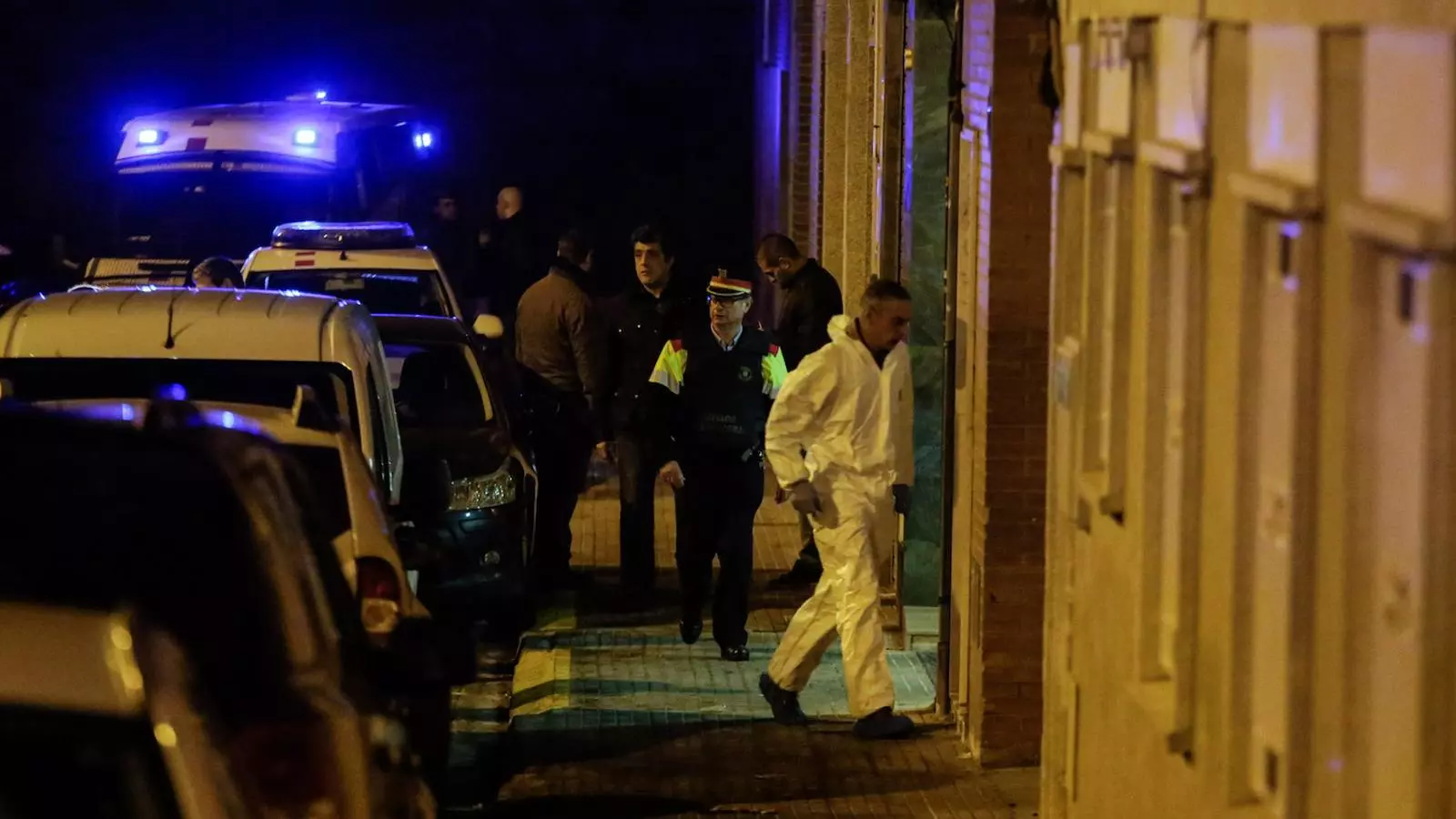 Un agent de la policia científica, amb una granota blanca, entrant al número 6 del carrer Nàpols de Terrassa, on han matat dues persones a trets / CRISTINA CALDERER