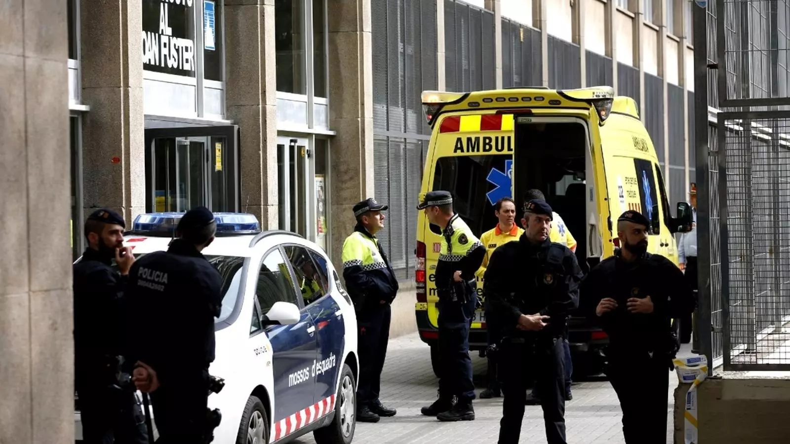 Els equips d'emergència fora l'institut Joan Fuster / FRANCESC MELCION