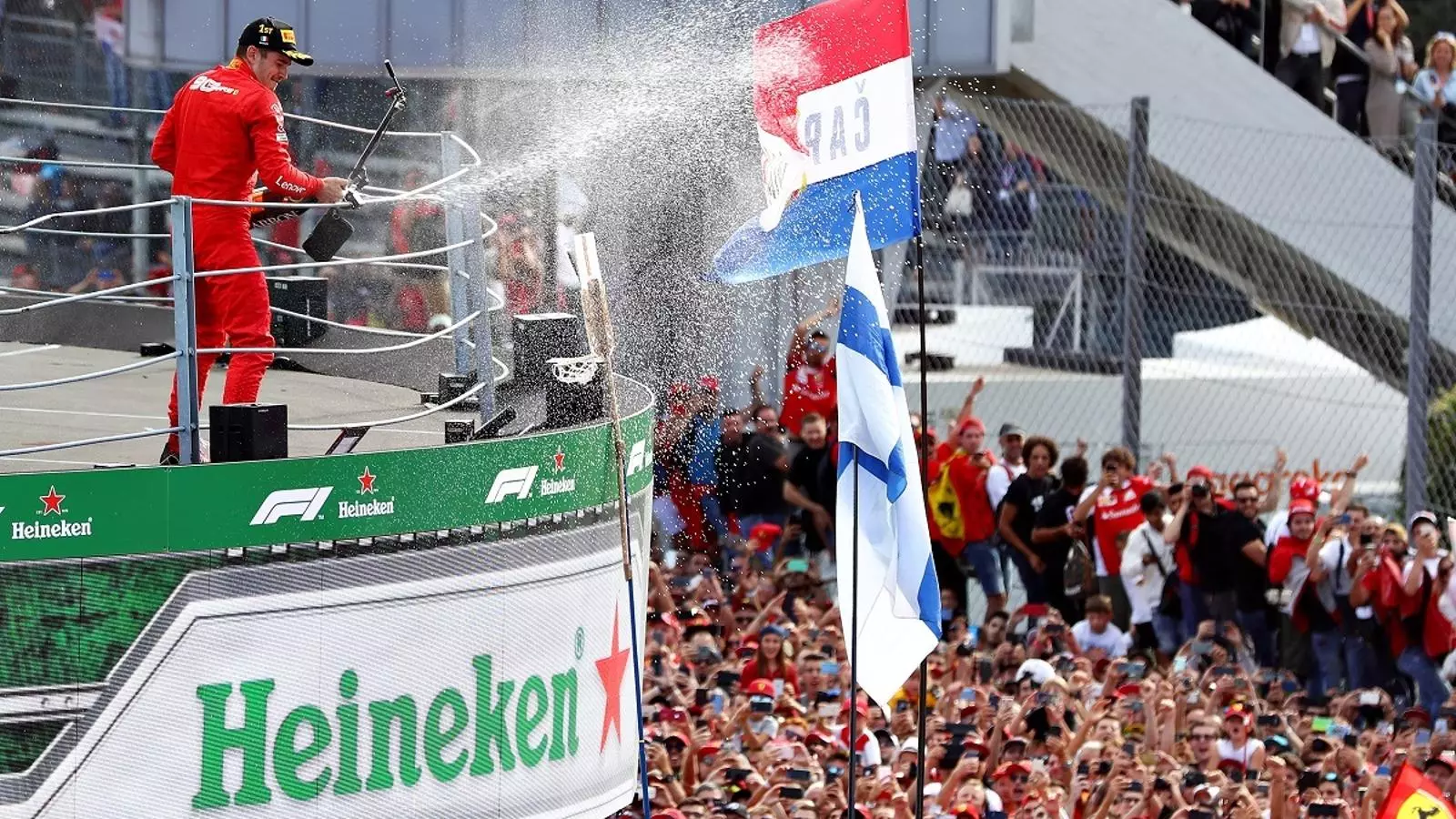 Charles Leclerc celebra el triomf al podi de Monza