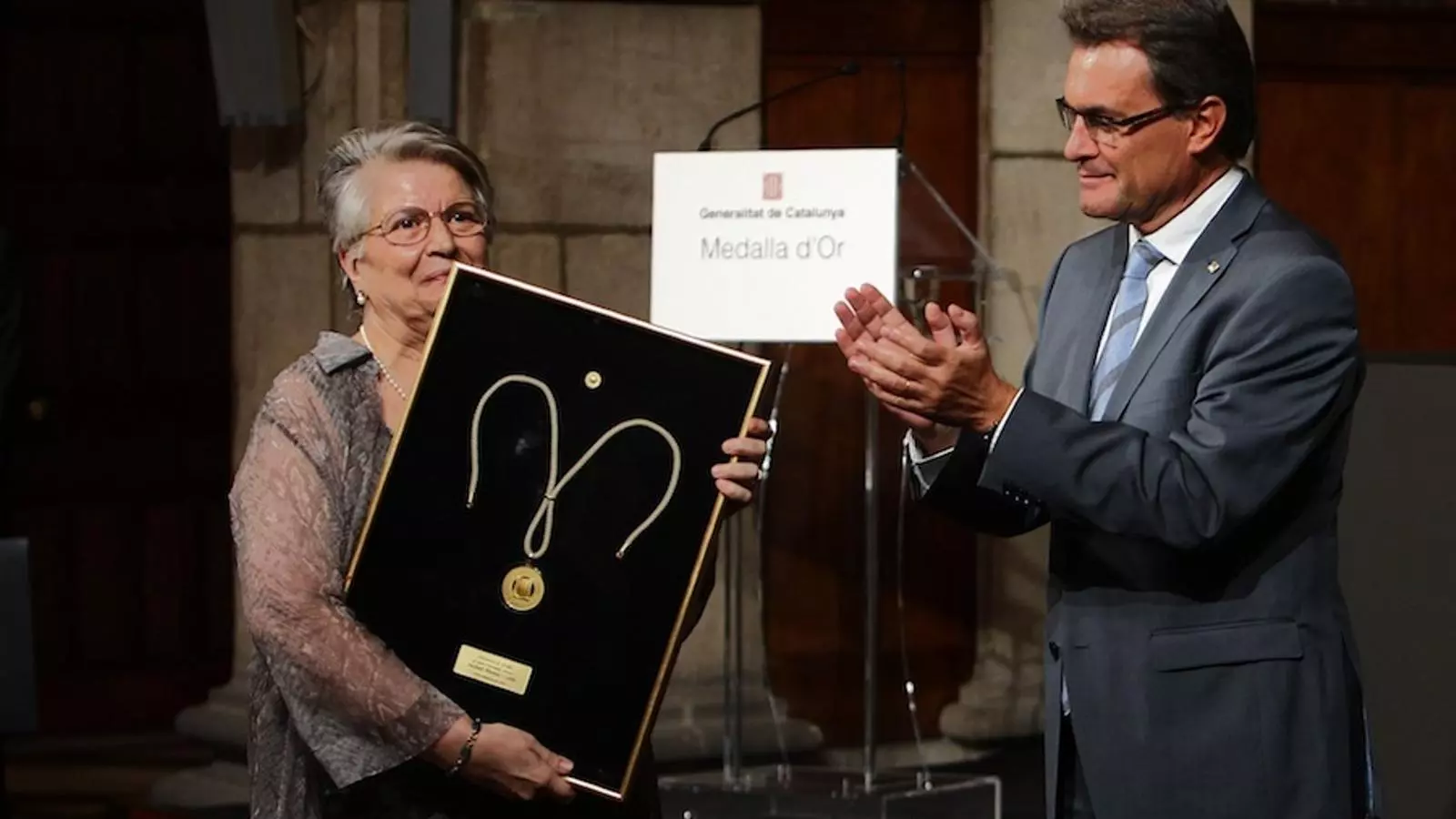La vídeo d'Heribert Barrera, recollint la Medalla d'Or de la Generalitat a títol pòstum / PERE VIRGILI