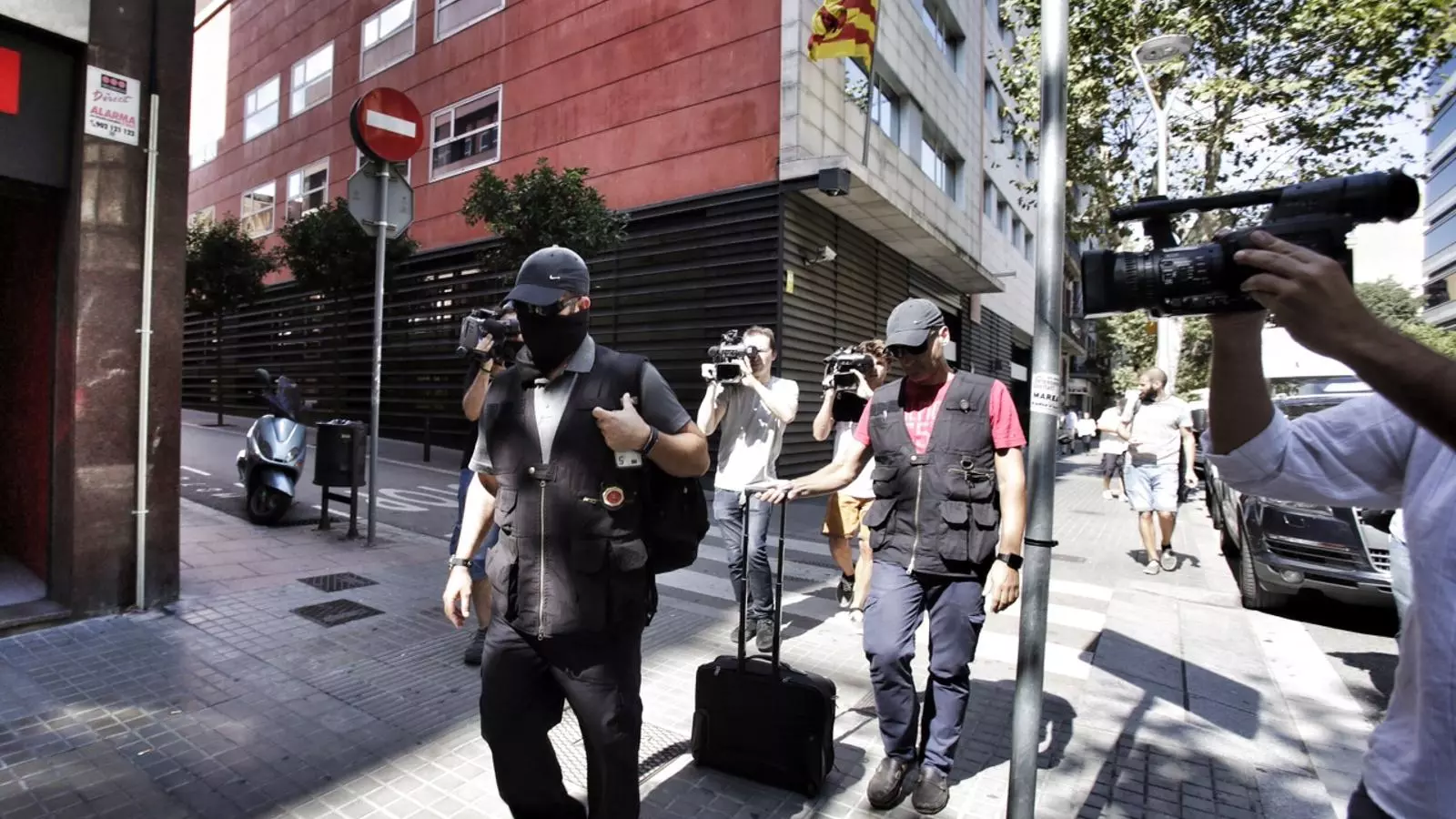 Els agents de la Guàrdia Civil abandonen la seu de CDC / PERE VIRGILI