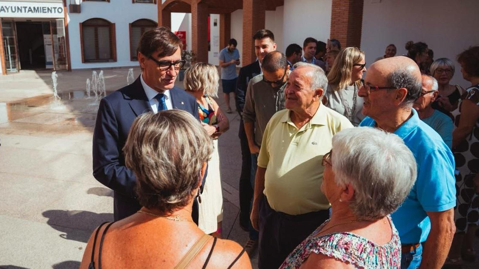 The president of the Generalitat, Salvador Illa, greets residents of Zarza at the town hall square.