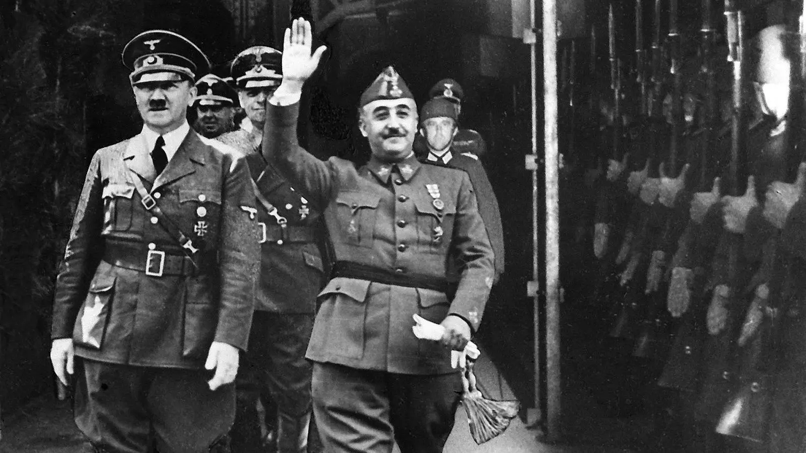 Els dos mallorquins que xiuxiuejaven a franco