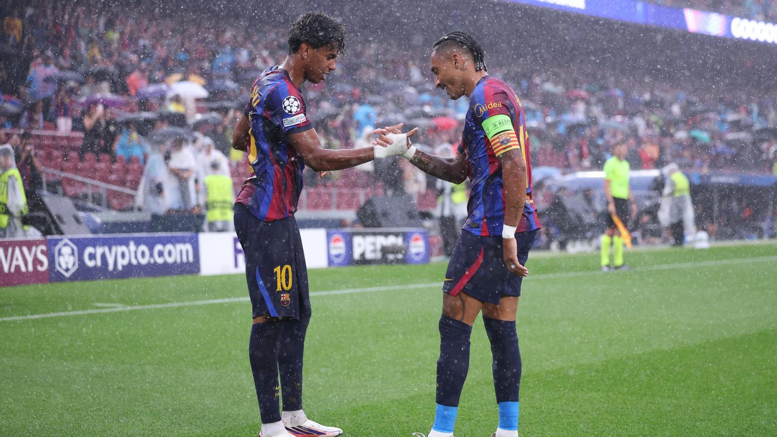 Raphinha y Lamine Yamal celebran uno de los goles contra el Feyenoord